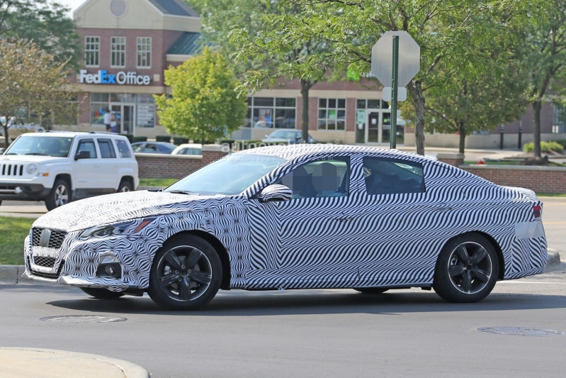 2019-nissan-altima-spied-inside-and-out-is-targeting-the-accord-and-camry_6.jpg