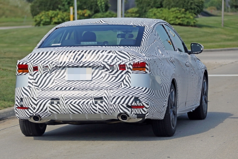 2019-nissan-altima-spied-inside-and-out-is-targeting-the-accord-and-camry_13.jpg