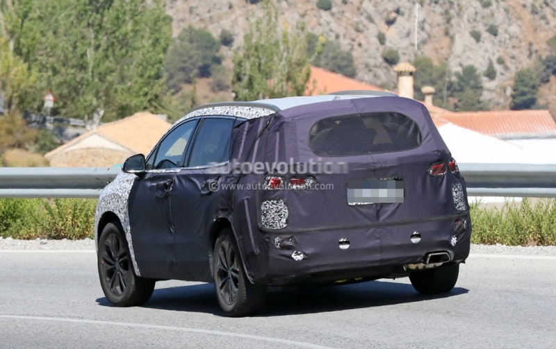 2019-hyundai-santa-fe-sheds-camo-to-reveal-front-grille-and-more-details_13.jpg