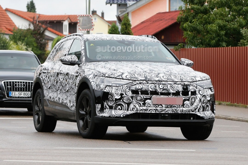 spyshots-audi-e-tron-quattro-electric-suv-looks-too-sexy-not-to-get-an-ice_2.jpg