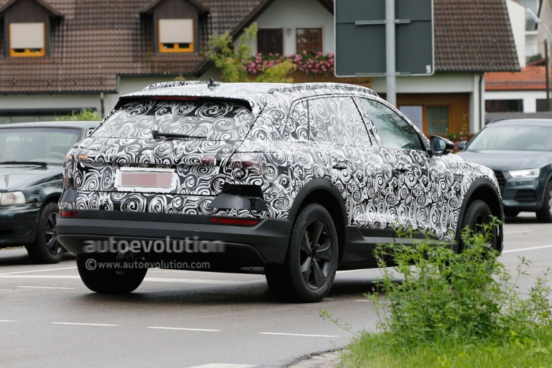 spyshots-audi-e-tron-quattro-electric-suv-looks-too-sexy-not-to-get-an-ice_8.jpg